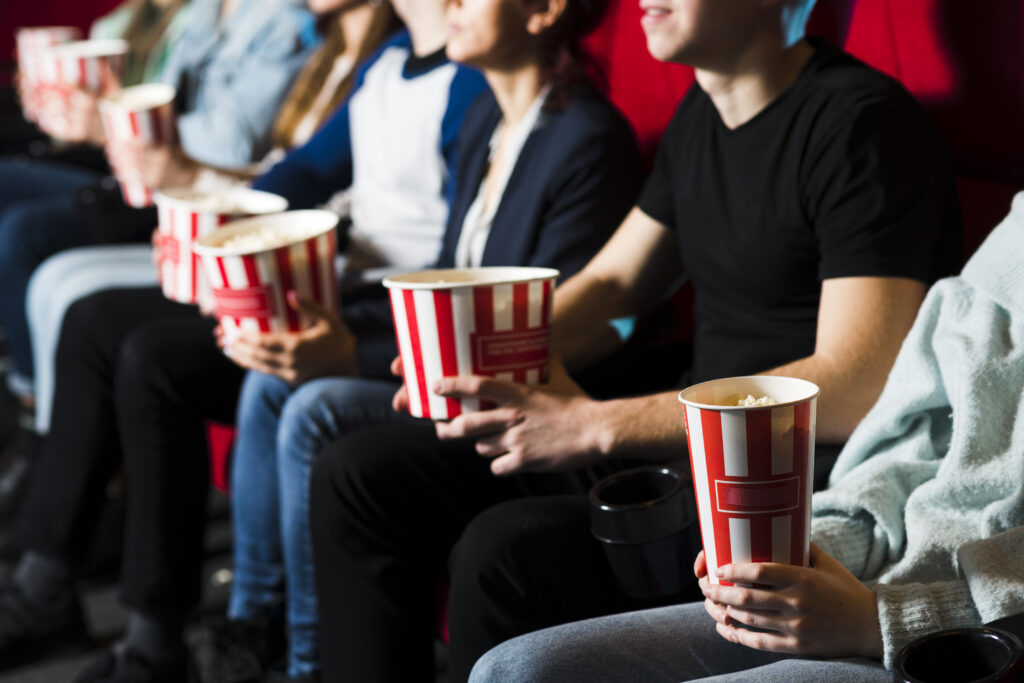 ragazzi al cinema pop corn